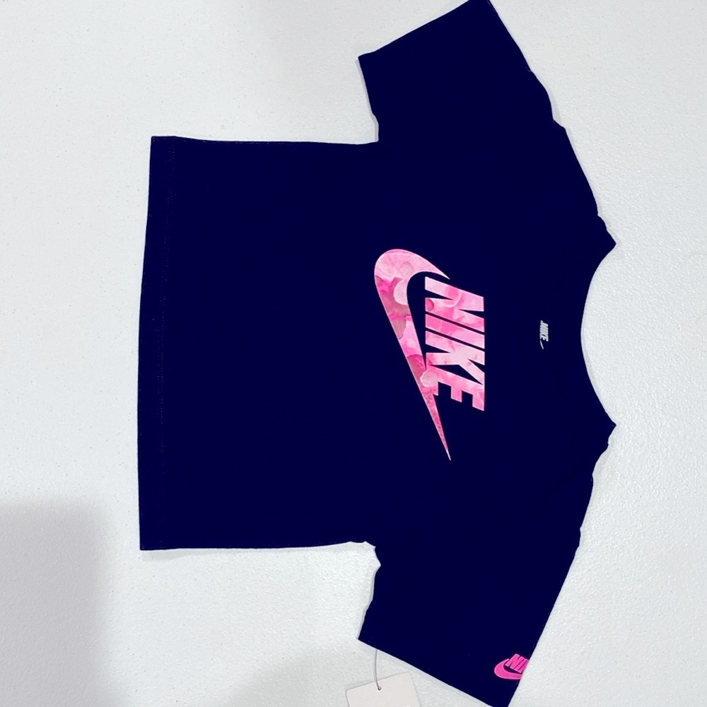 Nike short sleeved cropped tee